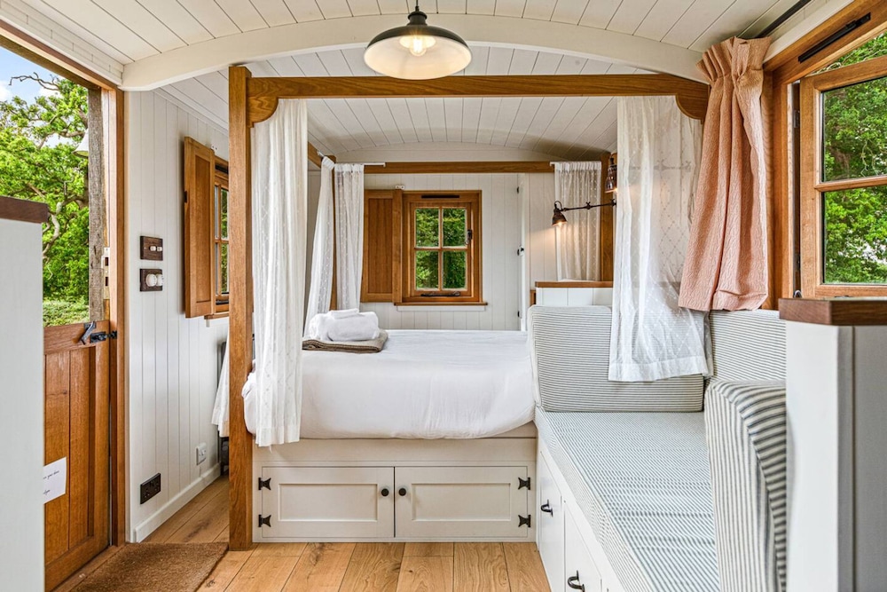 Drovers Hill at Stonor - Quercus - Shepherds hut