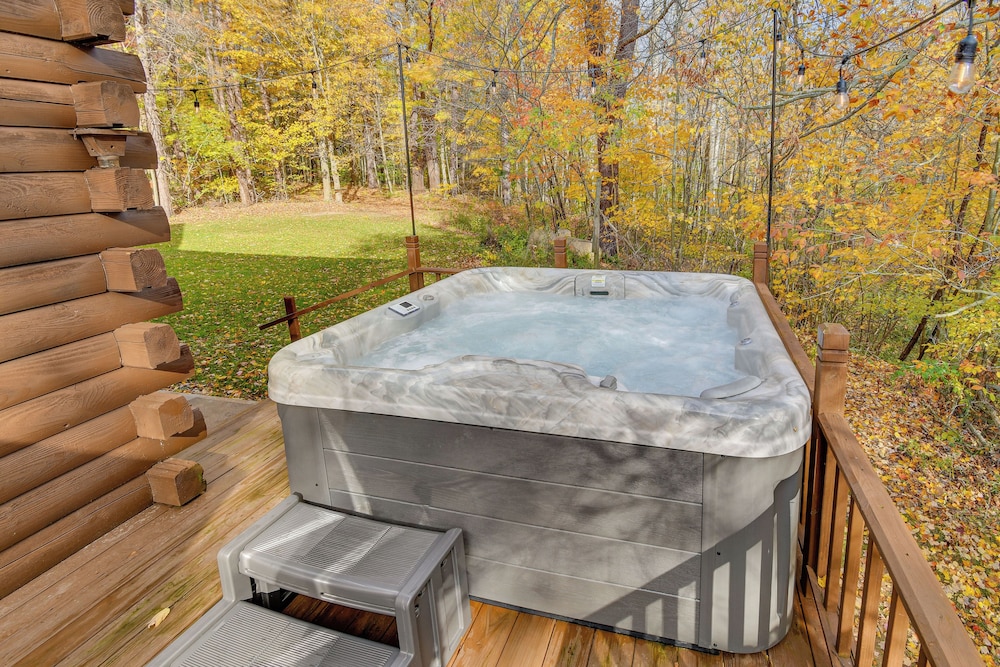 Private Hannibal Cabin With Sauna & Hot Tub!
