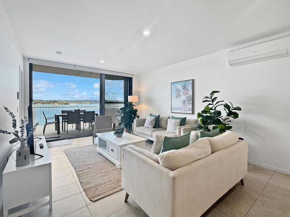 Deluxe 3-bed Unit With Views