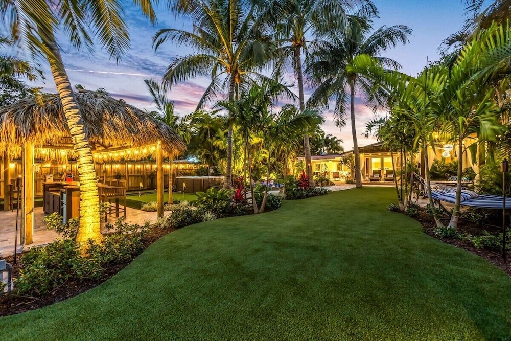 New Waterfront Oasis, Minutes to Beach, Eats, Shops