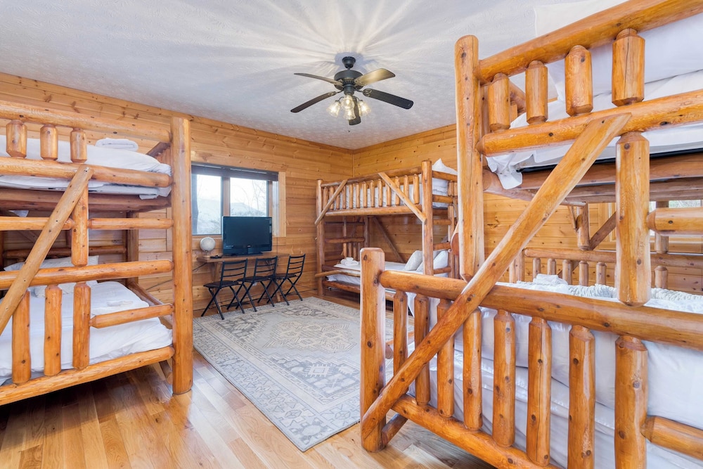 Pinnacle Chalet by Avantstay Luxury Cabin w/ Panoramic Views, Fireplace & Game Room