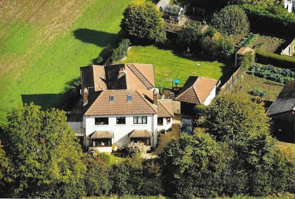 WILLOW RIDGE - a large country house with 3 rental rooms