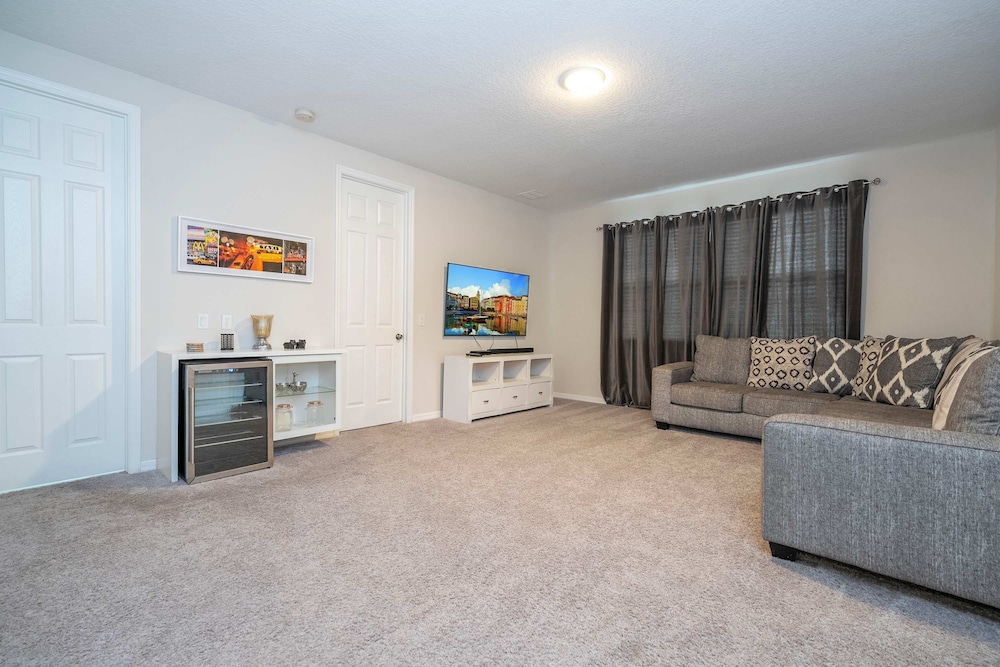 Beautiful 5 Bed Home in Solara With Private Pool