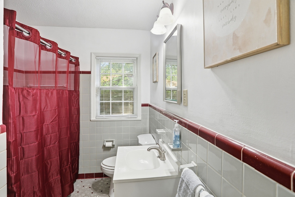 Bluff City Gem With Game Room 3 Bedroom Home