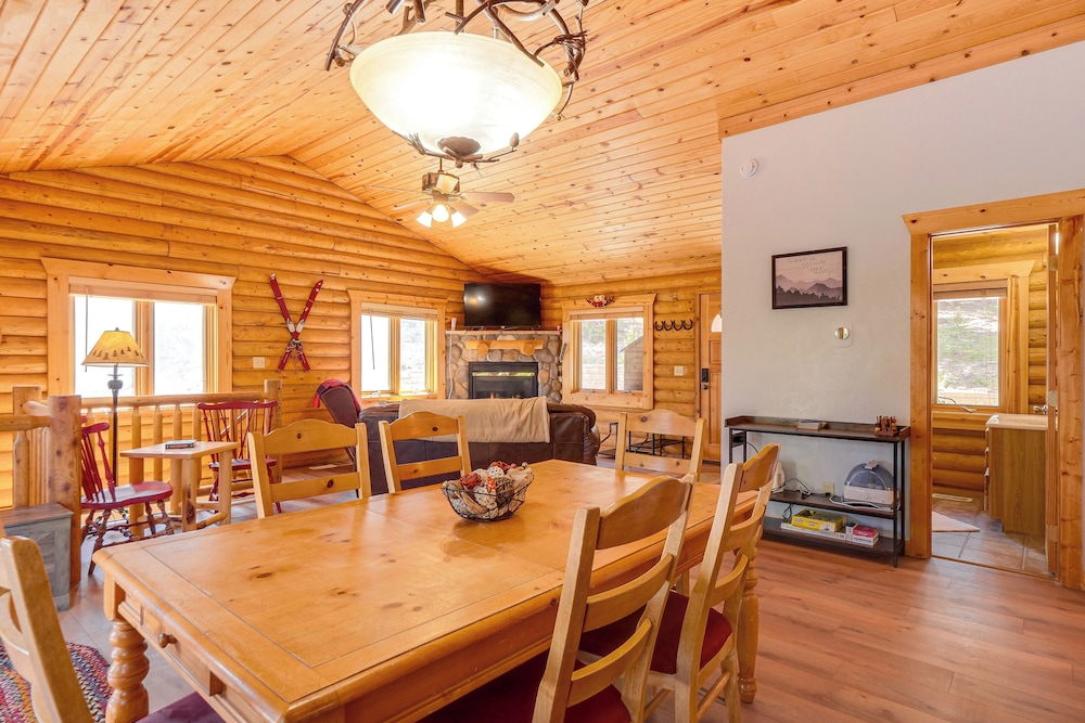 Hot Tub Hideaway w/ Views & Deck in Fairplay!