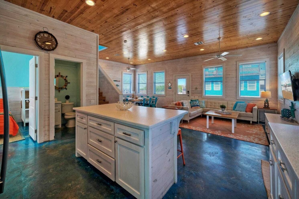 Sleeps 24, 2 Homes 2blocks to the Beach, Pool, Game Room, Patio w/ Outdoor Bar
