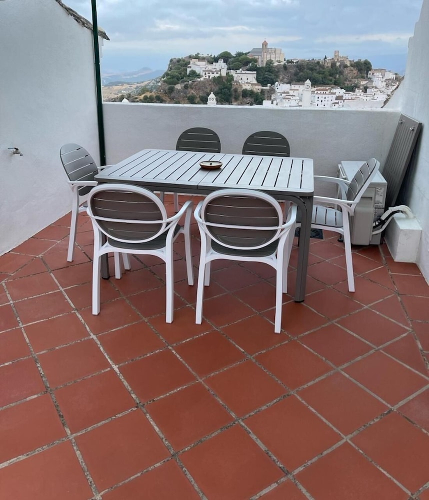 Stylish House, Patio, Pool, Mountains, Stunning White Village, sea 20 Mins Away