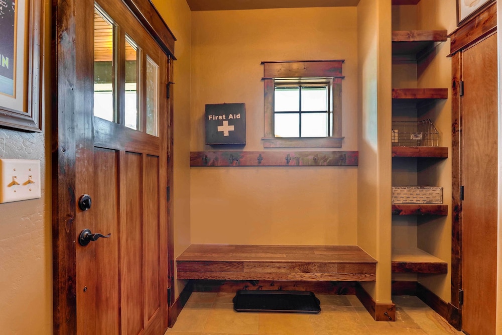 Dog-friendly Cabin in the Heart of Grand Lake! view 2