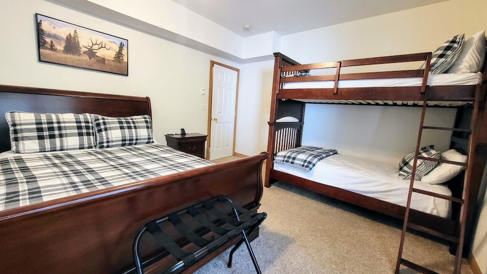 Mews Mountain House by Avantstay Walk to Beach, Hot Tub, Game Room view 3