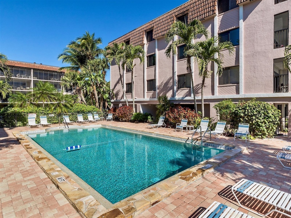 Shorewood Condos by Dream Vacation Rentals