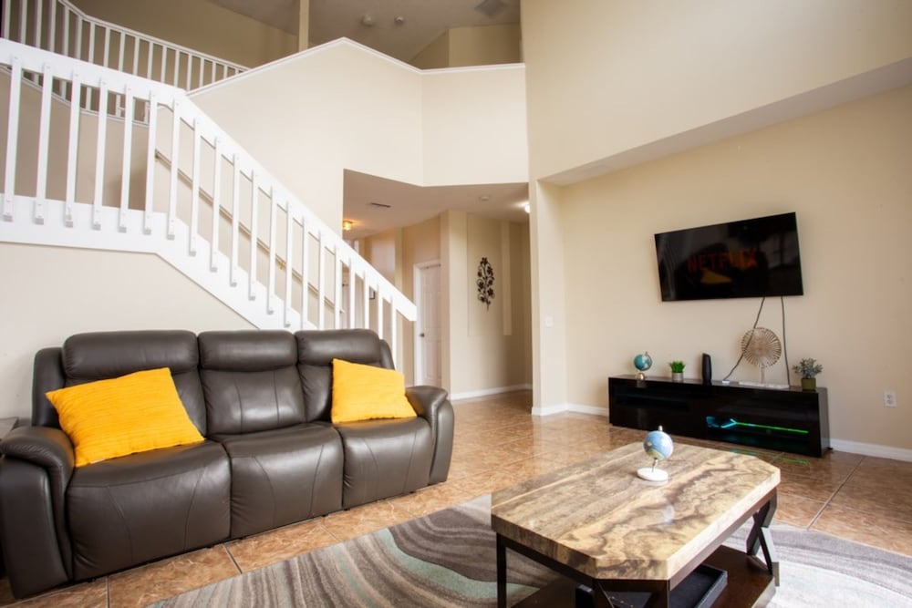 Cheerful 5 bed - 4 Bath Spacious Home
