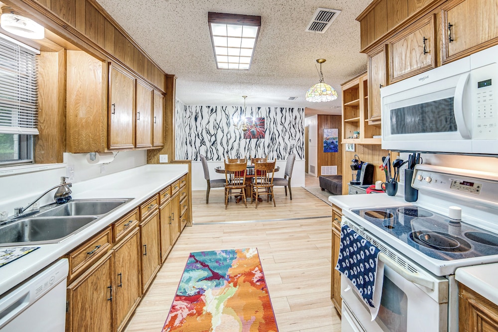 Family Getaway on 4 Acres in Mineola!