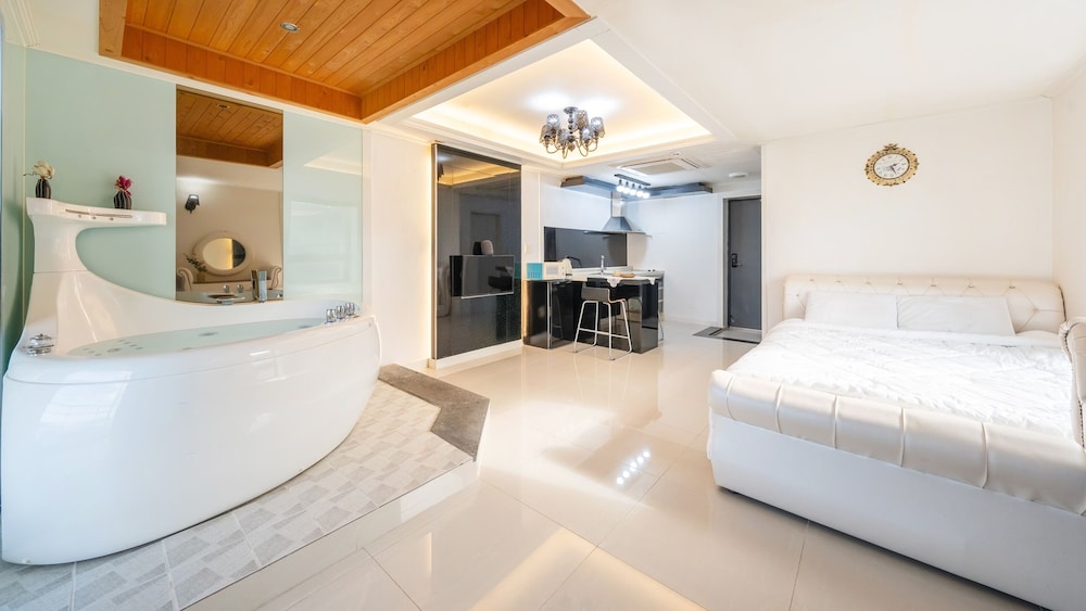 Geoje Ahat Spa Pension