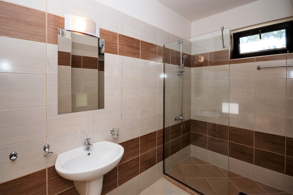 New Line Village Apartments, up to 4 Guests