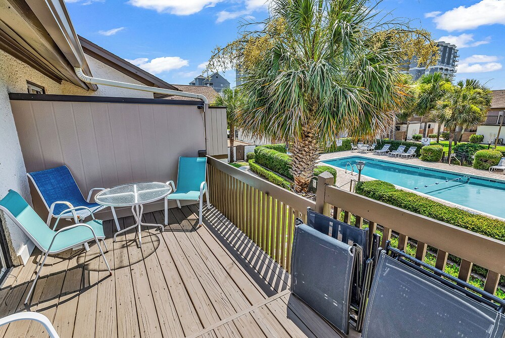 650 Feet to the Beach! Arcadian Shores Townhome