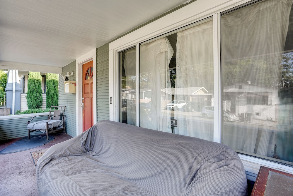 Oakland Group Retreat: Historic Home Near Downtown