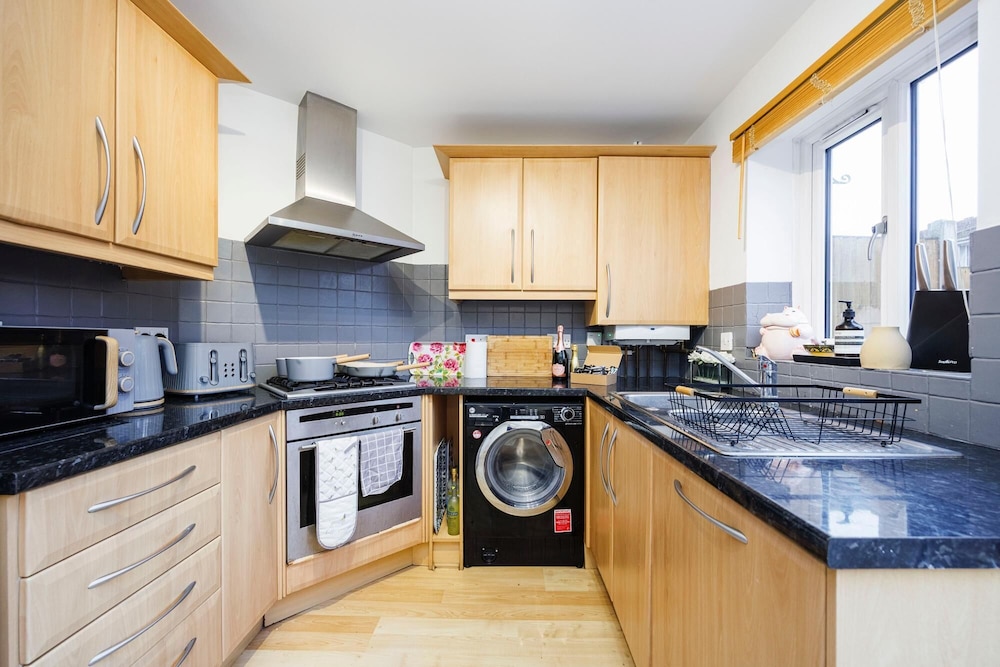 Stylish 3-bed Home in East London Free Parking