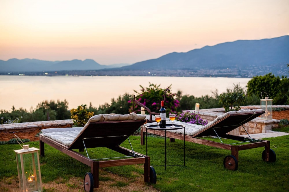 Sunset Paradise - Verga s Utimate Seaview Getaway view 2