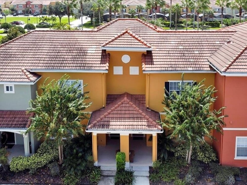 Adorable Townhome Remodeled With Comfort And Relaxation In Mind! Splash Pool! 4 Bedroom Townhouse