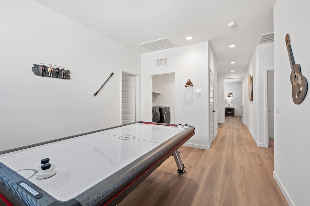 Spacious 5BR Getaway w Game Room Modern Comfort