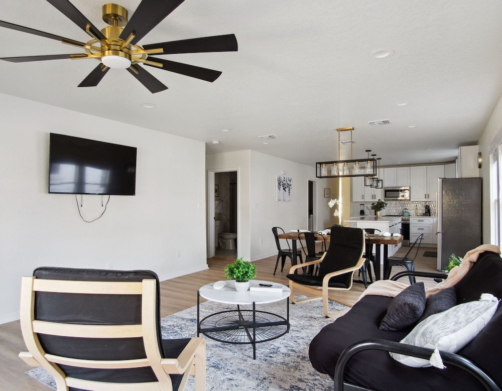 Stylish Spacious Comfort 4BR 3BA Downtown Gem