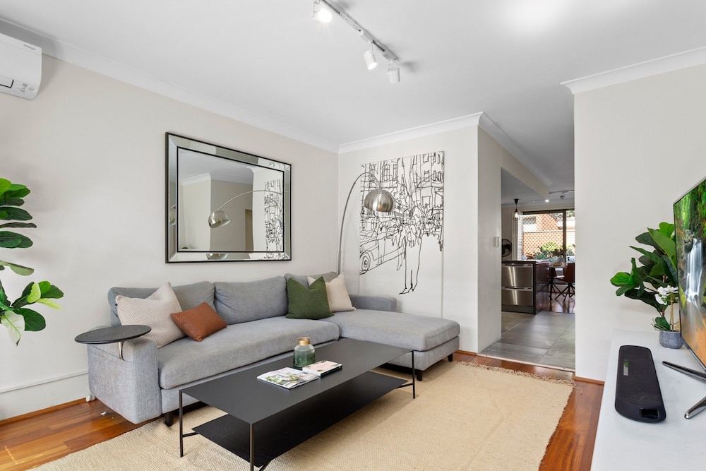 Elegantly Modern 2-bed In The Heart of Chippendale