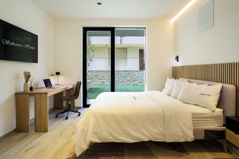 SalvatoreHomes - Pure Luxury in the Centre of Bardolino with Pool & Private Jacuzzi - Casa Olivia - a 5 Star Luxury Collection at Lake Garda