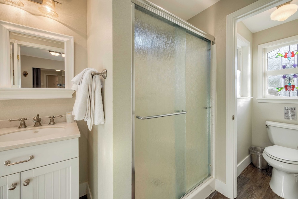 Luxury Wine Country Haven + Vineyard Views Near Top Wineries Adelaida Farmhouse