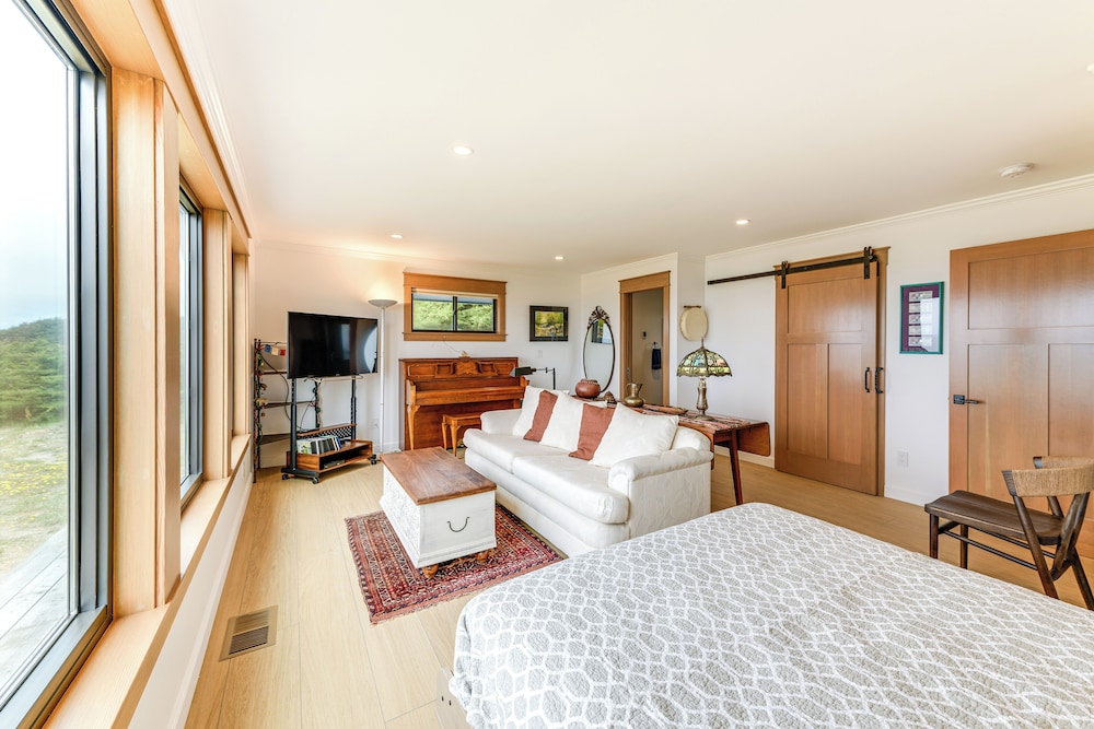 Walk to Beach: Luxury Oceanfront Escape in Caspar