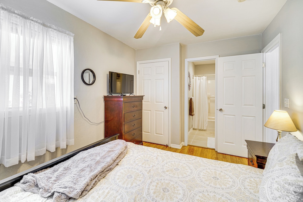1 Mi to Lake Jackson: Home w/ Screened Patio!