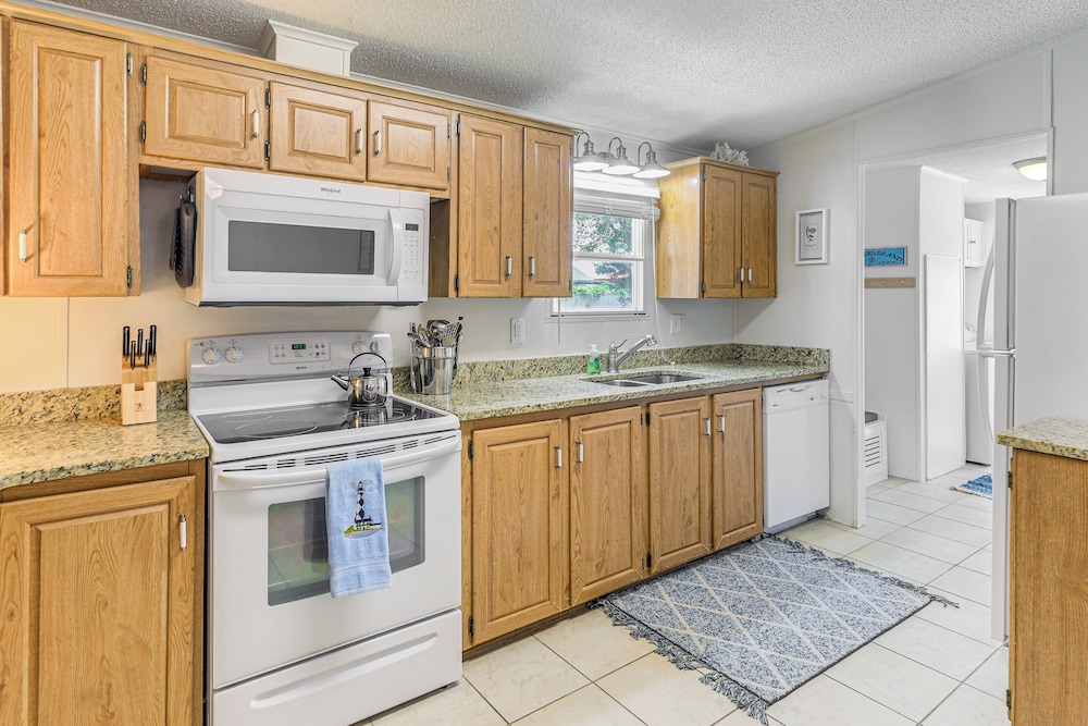 2 Blocks to Crystal Coast: Family-friendly Retreat