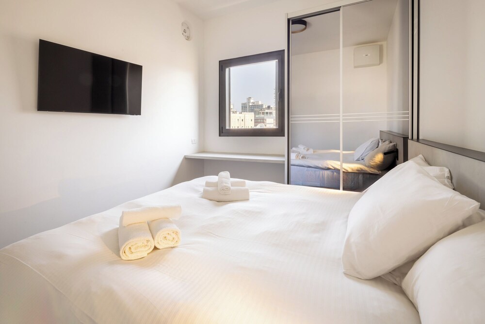 Modern Cozy Dream by Sea N' Rent view 5