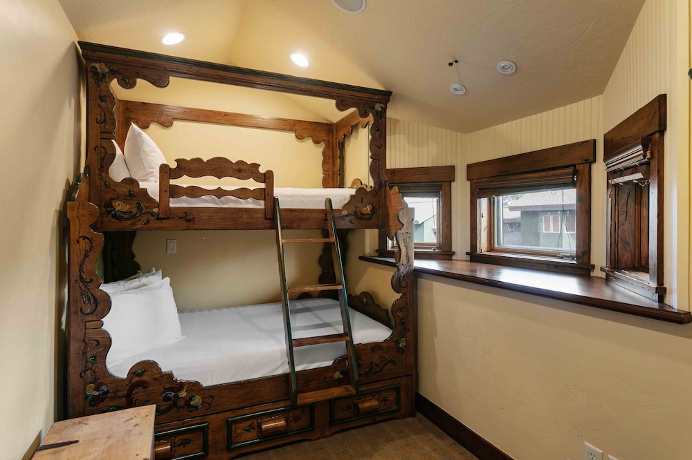 1617 - Six Bedroom plus Den Lakeside 6 Condo