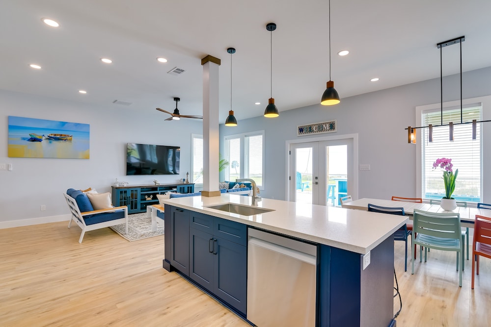 Steps to Beach: Vibrant House in Galveston!