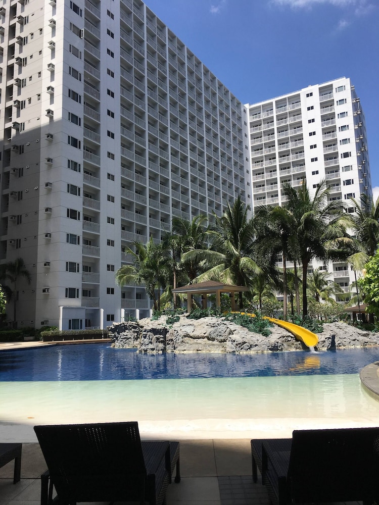 Relax in Pasay City's Best Kept Secret - Spacious Condo With Garden View