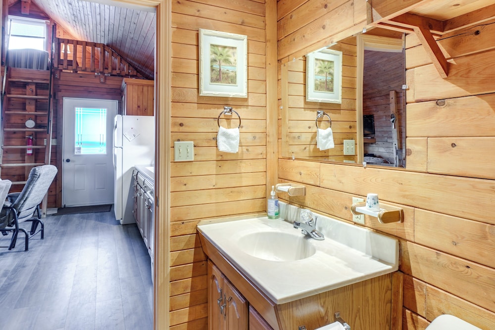 All-season Long Lake Base Camp! Family Cabin