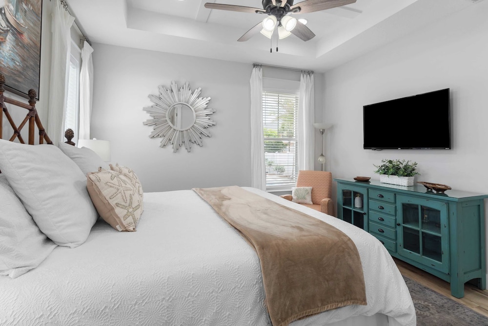 Pool, Patio & Outdoor Dining + Walk to Shore, Pier Park Sanctuary on Sands