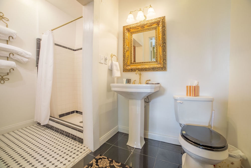 Bourbon Manor B&B