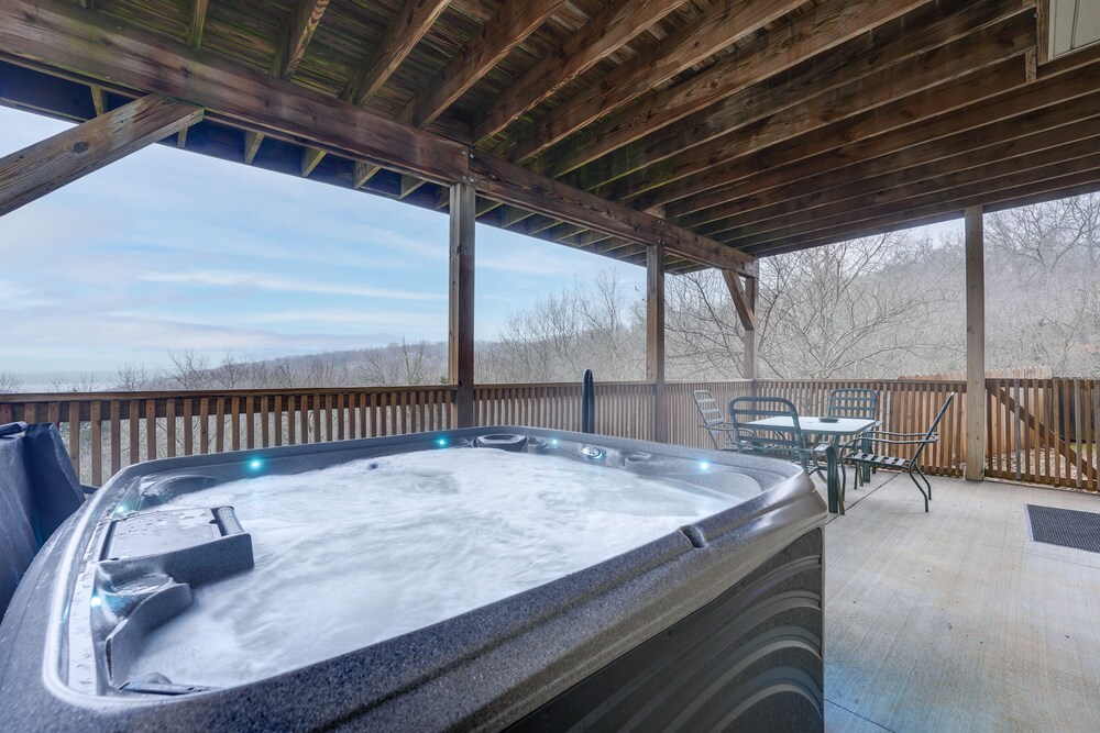 Pet-friendly Branson West Lodge w/ Hot Tub!