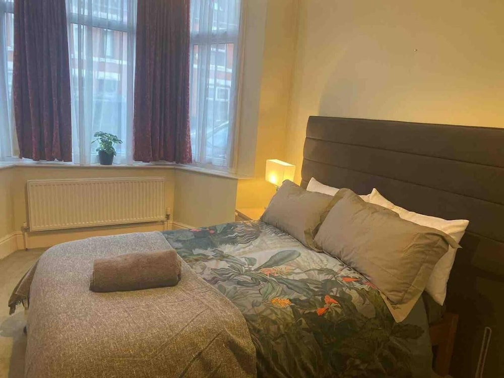 Immaculate 6-bed House in Coventry view 3