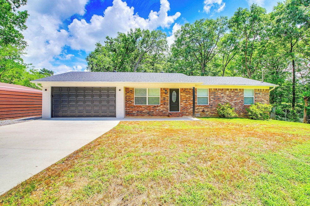 6 Mi to Dtwn: Hot Springs Abode w/ Yard!