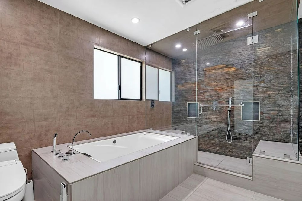 Mansfield Modern - Ultimate Entertainers Oasis With Guest House