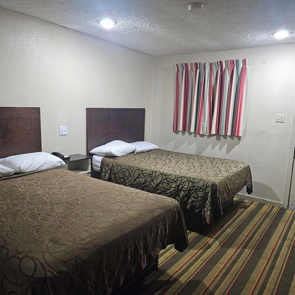 TRAVELER'S MOTEL view 2