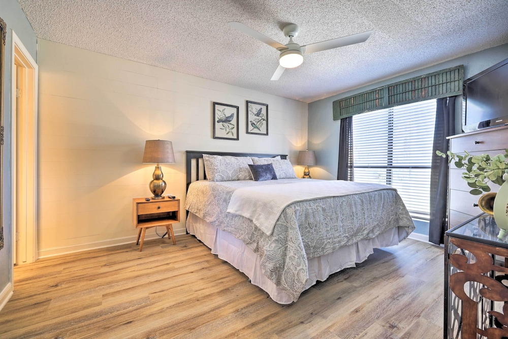 Waterfront Condo With Balcony Dock Access - Property Image 28