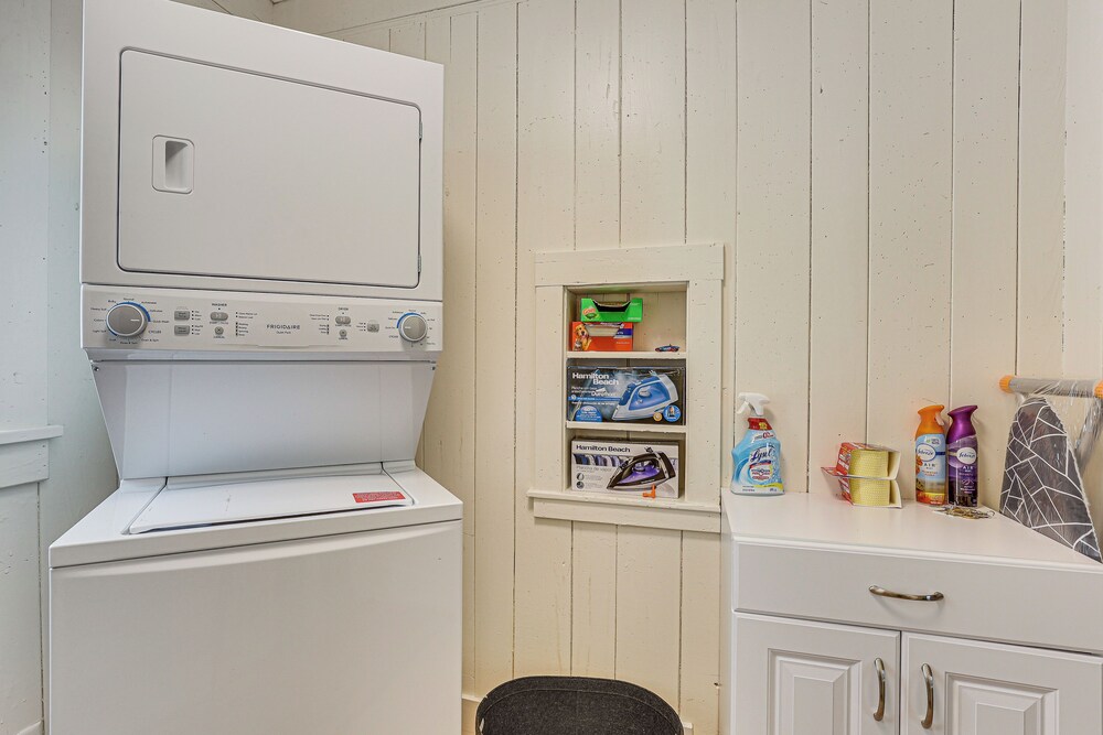 3 Mi to Downtown Youngstown: Updated Apartment