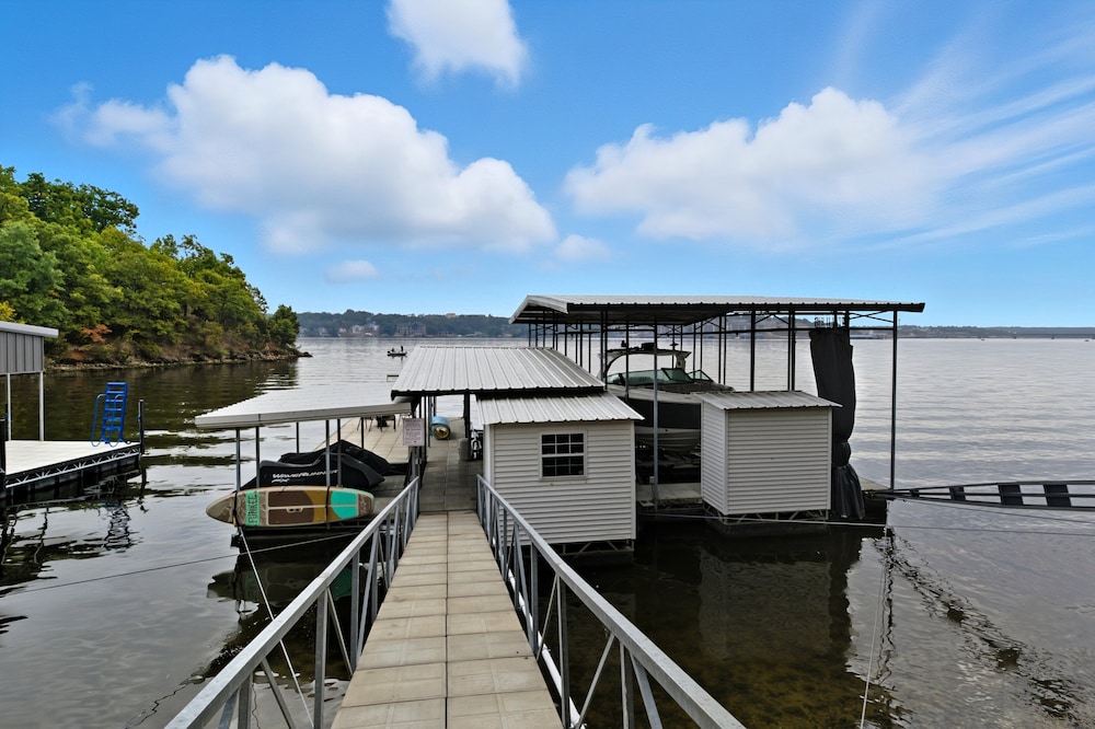 Huge Private Dock w/ 2 Slips + 2pwc, Beautiful Views, Lakeside Hot Tub, Pool & Pickleball