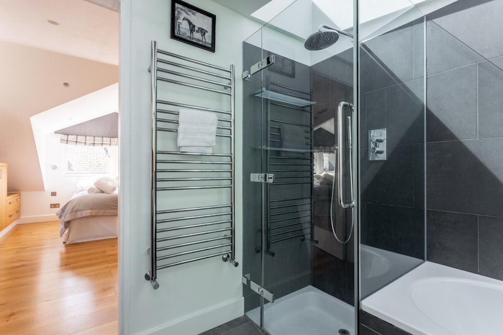 NEW Stunning 5BD Kensington House