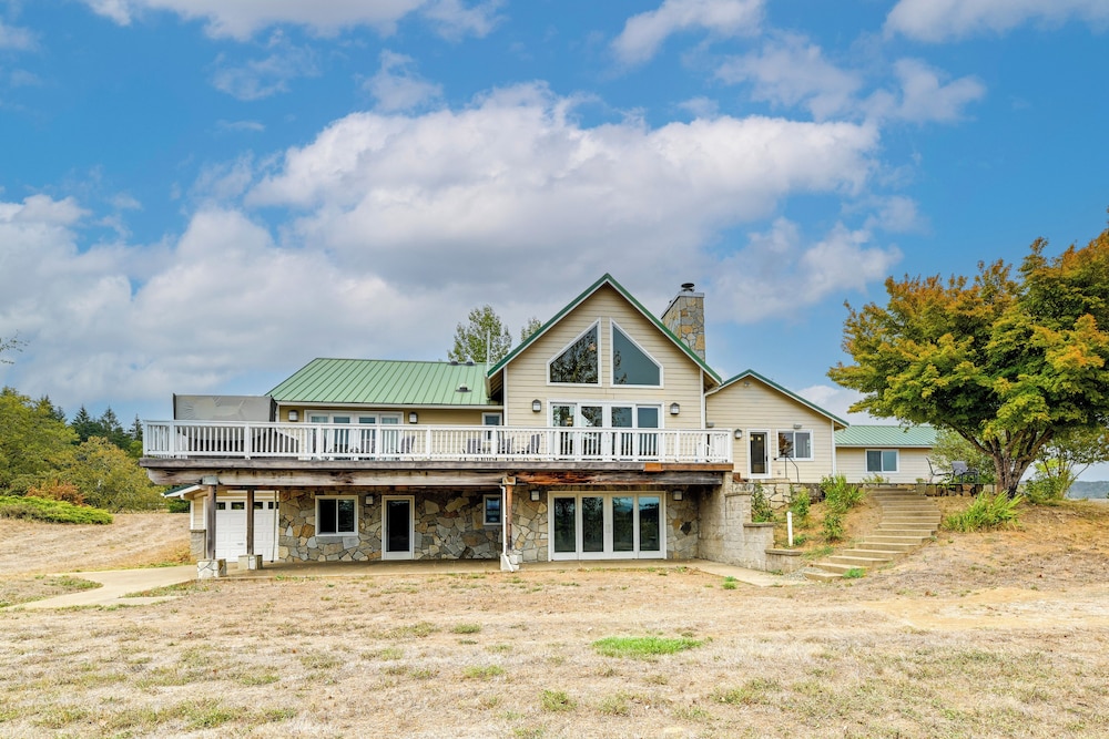 Vineyard Farmhouse in Oakland w/ Hot Tub!
