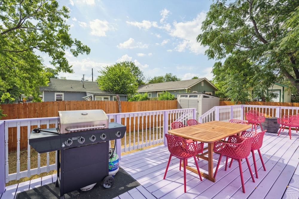 Walk to Alamodome! Stylish Home w/ Private Parking