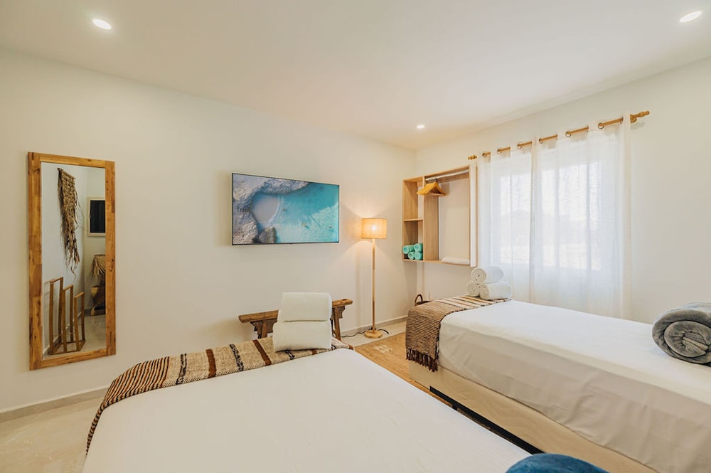 Bohostyle Villa 3min to Beach Hottub 8 Sleeps